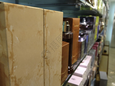 瑞士化妆品工厂背景下的服装服饰零售 精致与创新的跨界融合